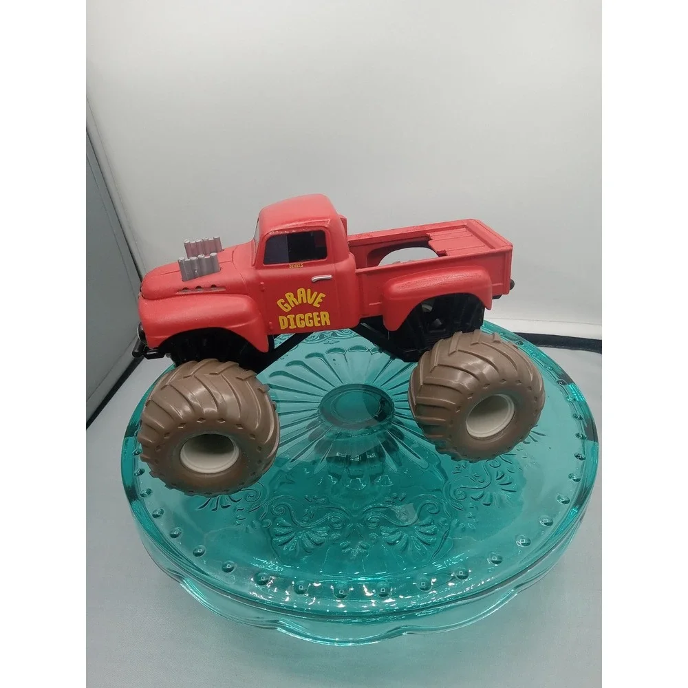 Spin Master Monster Jam Red Retro Grave Digger Pickup Truck 1:64